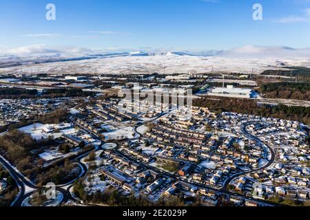 Luftaufnahme von verschneiten Häusern und Straßen in einer kleinen Stadt (Ebbw Vale, Wales, UK) Stockfoto