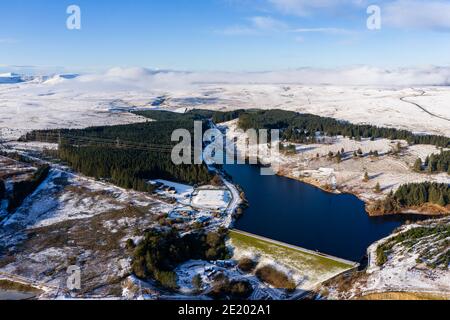 Luftaufnahme einer kalten, schneebedeckten Winterstadt mit halbgefrorenen Seen und Teichen (Ebbw Vale) Stockfoto