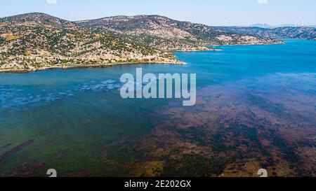 Luftdrohne schießen von der Seite eines bafa-Sees in der türkei. Gut aussehende blaue dominante Landschaft und es gibt Hügel im Hintergrund Stockfoto