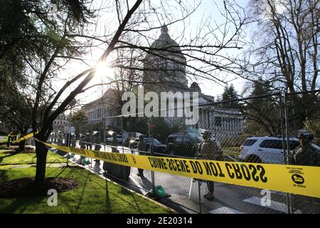 Olympia, Washington, USA. Januar 2021. Die Nationalgarde steht vor dem Kapitolgebäude des Staates Washington während einer rechtsgerichteten Kundgebung in Olympia, Washington, am 10. Januar 2021. Washington State Governor Jay Inslee befahl 750 National Guardsmen, das Kapitol und die Mitarbeiter zu schützen, sowie verstärkte Unterstützung von Washington State Patrol Offizieren, nachdem das US-Kapitolgebäude und die Tore zum Washington State Governor's Mansion wurden letzte Woche verletzt Kredit: Karen Ducey/ZUMA Wire/Alamy Live News Stockfoto