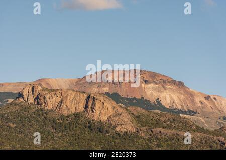 Landschaftsansicht der patagonischen Berge während der Sommersaison im Los Alerces Nationalpark, Patagonien, Argentinien Stockfoto