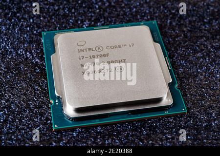 Varna, Bulgarien, 06. Januar 2021. Intel Core i7-10700F Prozessor auf dunklem Hintergrund. Intel-CPU der 10. Generation. Moderne Hardware-Komponente für Desktop-Computer Stockfoto