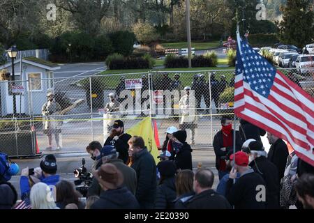 Olympia, Washington, USA. Januar 2021. Mitglieder der Nationalgarde stehen vor dem Kapitolgebäude des Staates Washington während einer rechtsgerichteten Kundgebung in Olympia, Washington, am 10. Januar 2021. Der Gouverneur von Washington, Jay Inslee, befahl 750 nationalen Wachmännern, das Kapitol und die Mitarbeiter zu schützen, sowie verstärkte Unterstützung durch die Washington State Patrol Officers, nachdem das US-Kapitolgebäude in Washington, DC und die Tore zum Gouverneurshaus des Staates Washington letzte Woche verletzt wurden Kredit: Karen Ducey/ZUMA Wire/Alamy Live News Stockfoto