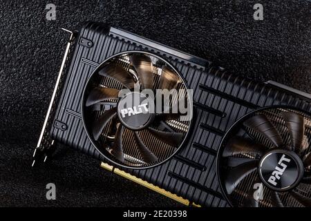 Varna, Bulgarien, 06. Januar 2021. Palit Nvidia GeForce RTX 3060 Ti Dual OC 8GB GDDR6 Gaming-Grafikkarte vor dunklem Hintergrund. Moderne PC-Hardware Stockfoto