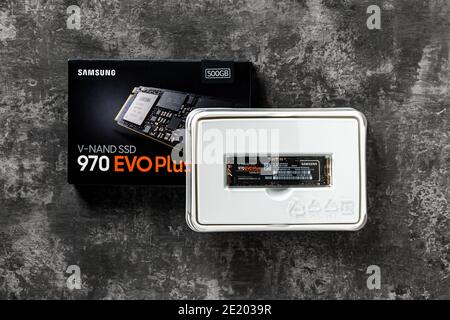 Varna, Bulgarien, 09. Januar 2021. Samsung SSD 970 EVO Plus NVMe auf dunklem Hintergrund. Kleines und schnelles Solid-State-Laufwerk. Moderne Desktop-PC-Hardware. Stockfoto
