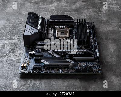 Varna, Bulgarien, 09. Januar 2021. Gaming-Motherboard MSI mag Z490 TOMAHAWK auf einem dunklen Hintergrund. Moderne Hardware-Komponenten für Desktop-PCs Stockfoto