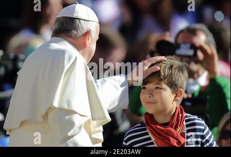 12. Oktober 2016 - Staat Vatikanstadt (Heiliger Stuhl) - PAPST FRANZISKUS grüßt einen kleinen Jungen in der Menge während seiner generalaudienz am mittwoch auf dem Petersplatz im Vatikan. Quelle: Evandro Inetti/ZUMA Wire/Alamy Live News Stockfoto