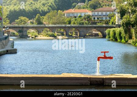 Termas de São Pedro do Sul, Portugal - 5. August 2020: Landschaft des Flusses Vouga in den Thermalbädern von São Pedro do Sul in Portugal. Stockfoto