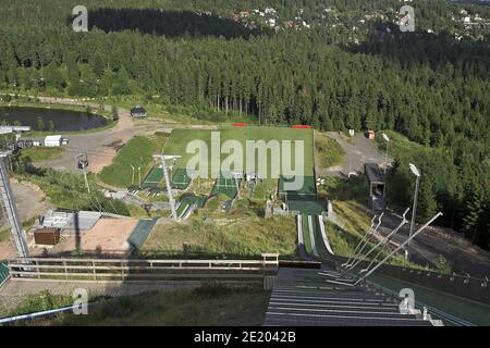 Oslo, Norwegen, Norwegen; Sprungschanze im Sommer. Skisprungschanze im Sommer. Skocznia narciarska latem. 夏天跳台滑雪。Holmenkollen Stockfoto