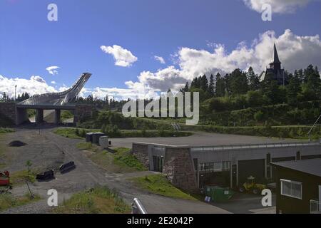 Oslo, Norwegen, Norwegen; Sprungschanze im Sommer. Skisprungschanze im Sommer. Skocznia narciarska latem. 夏天跳台滑雪。Holmenkollen Stockfoto