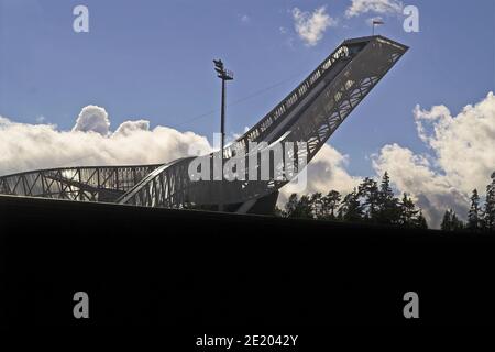 Oslo, Norwegen, Norwegen; Sprungschanze im Sommer. Skisprungschanze im Sommer. Skocznia narciarska latem. 夏天跳台滑雪。Holmenkollen Stockfoto