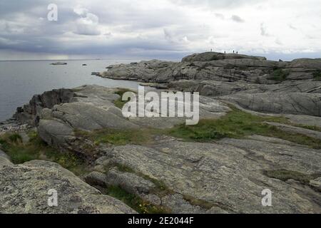 Verdens Ende; Norwegen, Norwegen; kleine Inseln und Felsen im Meer. Meereslandschaft mit Felsformationen. Kleine Inseln und Felsen im Meer. Seelandschaft Stockfoto