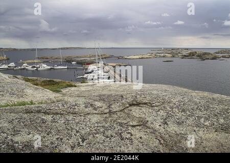 Verdens Ende; Norwegen, Norwegen; kleine Inseln und Felsen im Meer. Meereslandschaft mit Felsformationen. Kleine Inseln und Felsen im Meer. Seelandschaft Stockfoto