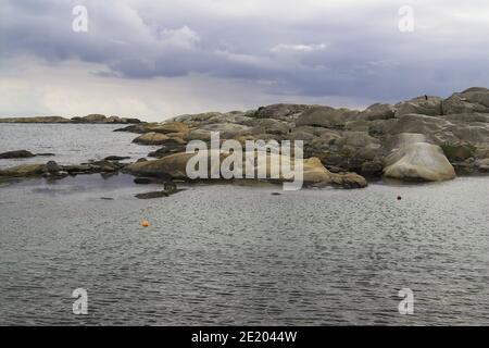 Verdens Ende; Norwegen, Norwegen; kleine Inseln und Felsen im Meer. Meereslandschaft mit Felsformationen. Kleine Inseln und Felsen im Meer. Seelandschaft Stockfoto