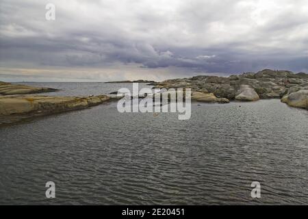 Verdens Ende; Norwegen, Norwegen; kleine Inseln und Felsen im Meer. Meereslandschaft mit Felsformationen. Kleine Inseln und Felsen im Meer. Seelandschaft Stockfoto