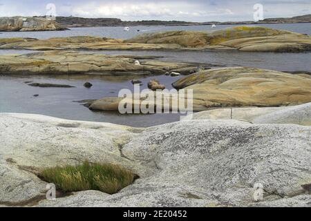 Verdens Ende; Norwegen, Norwegen; kleine Inseln und Felsen im Meer. Meereslandschaft mit Felsformationen. Kleine Inseln und Felsen im Meer. Seelandschaft Stockfoto