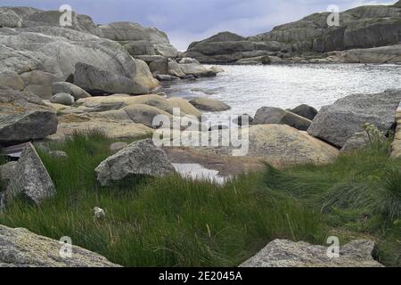 Verdens Ende; Norwegen, Norwegen; kleine Inseln und Felsen im Meer. Meereslandschaft mit Felsformationen. Kleine Inseln und Felsen im Meer. Seelandschaft Stockfoto