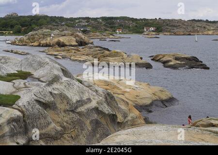 Verdens Ende; Norwegen, Norwegen; kleine Inseln und Felsen im Meer. Meereslandschaft mit Felsformationen. Kleine Inseln und Felsen im Meer. Seelandschaft Stockfoto