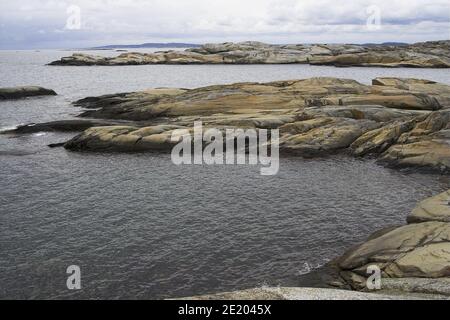 Verdens Ende; Norwegen, Norwegen; kleine Inseln und Felsen im Meer. Meereslandschaft mit Felsformationen. Kleine Inseln und Felsen im Meer. Seelandschaft Stockfoto