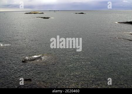 Verdens Ende; Norwegen, Norwegen; kleine Inseln und Felsen im Meer. Meereslandschaft mit Felsformationen. Kleine Inseln und Felsen im Meer. Seelandschaft Stockfoto