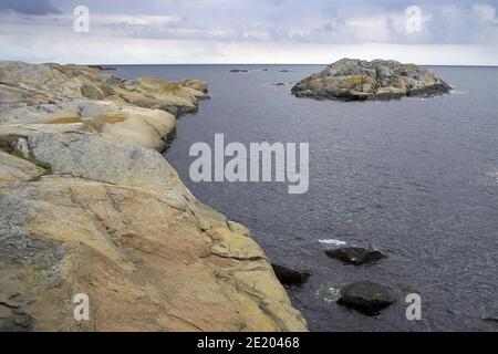 Verdens Ende; Norwegen, Norwegen; kleine Inseln und Felsen im Meer. Meereslandschaft mit Felsformationen. Kleine Inseln und Felsen im Meer. Seelandschaft Stockfoto