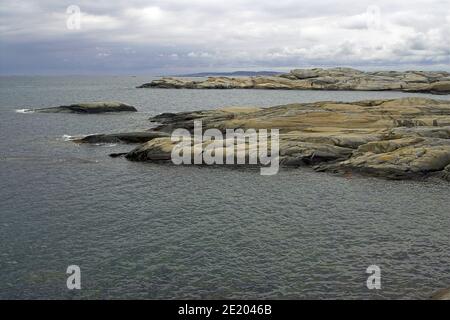 Verdens Ende; Norwegen, Norwegen; kleine Inseln und Felsen im Meer. Meereslandschaft mit Felsformationen. Kleine Inseln und Felsen im Meer. Seelandschaft Stockfoto