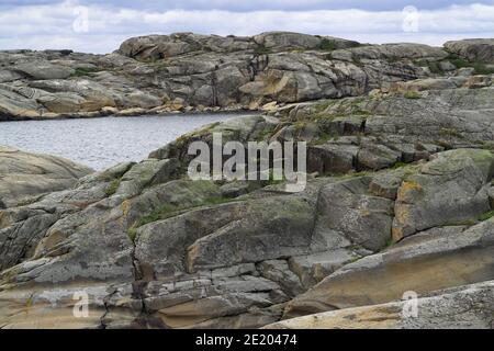 Verdens Ende; Norwegen, Norwegen; kleine Inseln und Felsen im Meer. Meereslandschaft mit Felsformationen. Kleine Inseln und Felsen im Meer. Seelandschaft Stockfoto