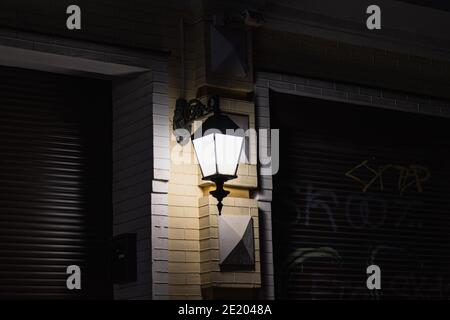 Nachtstadt Laterne Shine an der Wand aus nächster Nähe Stockfoto