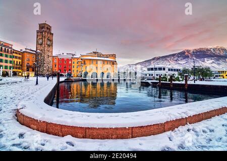 Schöne Aussicht auf Riva del Garda an einem Wintertag mit viel Schnee, Blick auf den schönen Gardasee in einem verschneiten Tag umgeben von Bergen, Trentino Stockfoto