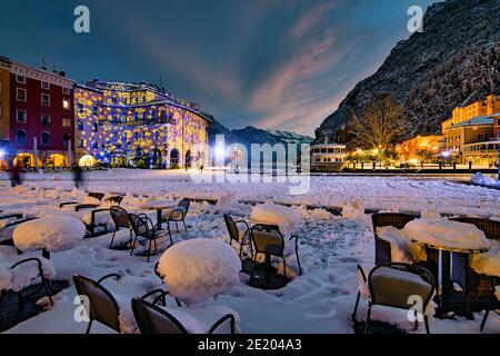 Schöne Aussicht auf Riva del Garda an einem Wintertag mit viel Schnee, Blick auf den schönen Gardasee in einem verschneiten Tag umgeben von Bergen, Trentino Stockfoto