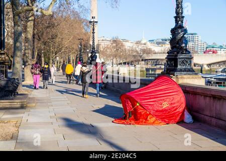 9. Januar 2021 - London, Großbritannien, Zelt einer Obdachlosen am Victoria Embankment und Menschen auf Spaziergängen an einem sonnigen Wochenende während der 3. Coronavirus Pandemiesperre Stockfoto