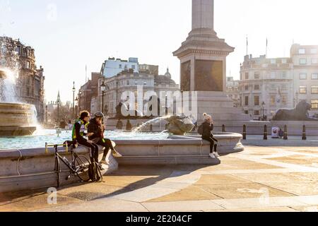 9. Januar 2021 - London, Großbritannien, Radfahrer und Menschen besuchen Trafalgar Square an einem sonnigen Wochenende während der 3. Coronavirus Pandemiesperre Stockfoto