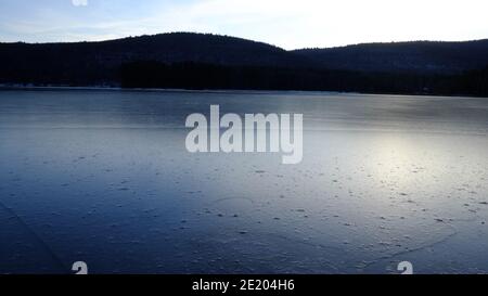 Der eisbedeckte Cooper Lake, Lake Hill in der Stadt Woodstock, Ulster County, New York, ist der größte natürliche See in den Catskill Mountains Stockfoto