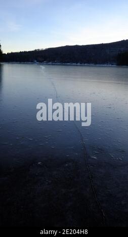 Der eisbedeckte Cooper Lake, Lake Hill in der Stadt Woodstock, Ulster County, New York, ist der größte natürliche See in den Catskill Mountains Stockfoto