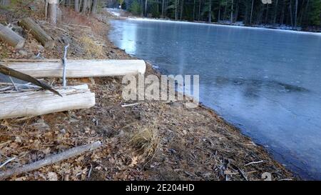 Der eisbedeckte Cooper Lake, Lake Hill in der Stadt Woodstock, Ulster County, New York, ist der größte natürliche See in den Catskill Mountains Stockfoto
