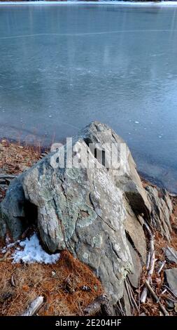 Der eisbedeckte Cooper Lake, Lake Hill in der Stadt Woodstock, Ulster County, New York, ist der größte natürliche See in den Catskill Mountains Stockfoto