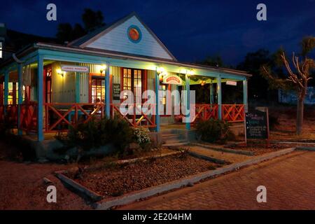 La Estacion Restaurant, Außenansicht nach Einbruch der Dunkelheit, Puerto Piramides, Peninsula Valdes, Chubut Provinz, Südargentinien 25. Nov 2015 Stockfoto