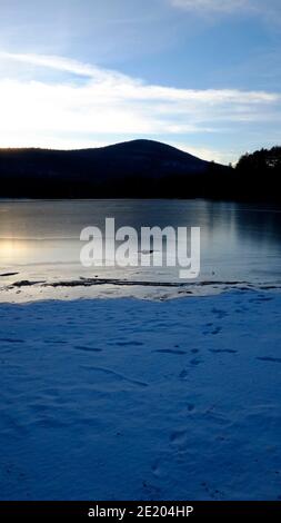 Der eisbedeckte Cooper Lake, Lake Hill in der Stadt Woodstock, Ulster County, New York, ist der größte natürliche See in den Catskill Mountains Stockfoto