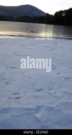 Der eisbedeckte Cooper Lake, Lake Hill in der Stadt Woodstock, Ulster County, New York, ist der größte natürliche See in den Catskill Mountains Stockfoto