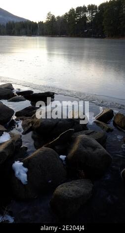 Der eisbedeckte Cooper Lake, Lake Hill in der Stadt Woodstock, Ulster County, New York, ist der größte natürliche See in den Catskill Mountains Stockfoto