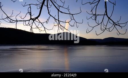 Der eisbedeckte Cooper Lake, Lake Hill in der Stadt Woodstock, Ulster County, New York, ist der größte natürliche See in den Catskill Mountains Stockfoto