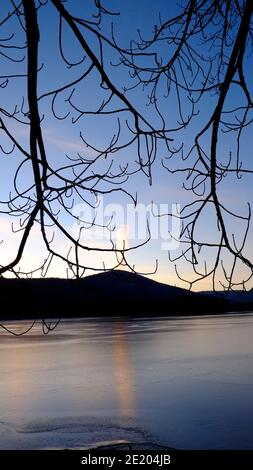 Der eisbedeckte Cooper Lake, Lake Hill in der Stadt Woodstock, Ulster County, New York, ist der größte natürliche See in den Catskill Mountains Stockfoto