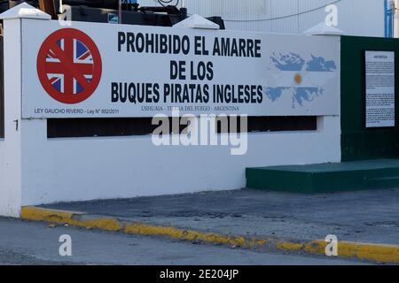 "No Mooring of English Pirate Ships" - Schild am Hafen, am Meer, Ushuaia, Feuerland, Süd-Argentinien 29. November 2015 Stockfoto