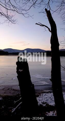 Der eisbedeckte Cooper Lake, Lake Hill in der Stadt Woodstock, Ulster County, New York, ist der größte natürliche See in den Catskill Mountains Stockfoto