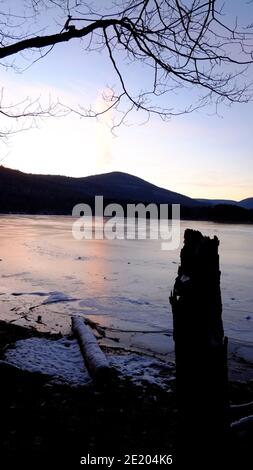 Der eisbedeckte Cooper Lake, Lake Hill in der Stadt Woodstock, Ulster County, New York, ist der größte natürliche See in den Catskill Mountains Stockfoto