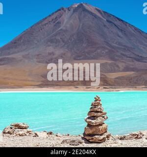 Wunschpyramide an der Laguna Verde (Grüne Lagune) und dem Vulkan Licancabur, Uyuni, Bolivien. Stockfoto