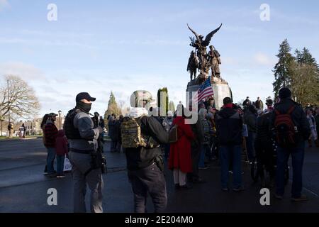 Olympia, Washington, USA. Januar 2021. Schwer bewaffnete Personen nehmen am 10. Januar 2021 an einer rechtsgerichteten Kundgebung im Washington State Capitol Gebäude in Olympia, Washington, Teil. Der Gouverneur von Washington, Jay Inslee, befahl bis zu 750 Nationalgardisten und verstärkte die Unterstützung der Washington State Patrol, um das Kapitol und die Mitarbeiter zu schützen, vor der Eröffnung der Legislativsitzungen am 11. Januar 2021. In der vergangenen Woche haben Randalierer das US-Kapitolgebäude in Washington, DC, durchbrochen und Demonstranten brachen die Tore zum Gouverneurshaus des Staates Washington. Mehrere Kundgebungen Stockfoto