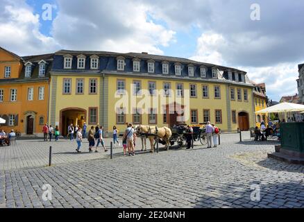 Weimar, Deutschland, Bau des Johann Wolfgang Goethe Nationalmuseums mit Touristen und Pferden Stockfoto