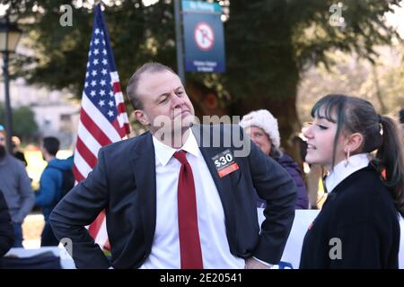 Olympia, Washington, USA. Januar 2021. Der Anti-Steuer-Aktivist Tim Eyman spricht am 10. Januar 2021 bei einer rechtsgerichteten Kundgebung im Washington State Capitol Gebäude in Olympia, Washington, an die Menge. Der Gouverneur von Washington, Jay Inslee, befahl bis zu 750 Nationalgardisten und verstärkte die Unterstützung der Washington State Patrol, um das Kapitol und die Mitarbeiter zu schützen, vor der Eröffnung der Legislativsitzungen am 11. Januar 2021. In der vergangenen Woche haben Randalierer das US-Kapitolgebäude in Washington, DC, durchbrochen und Demonstranten brachen die Tore zum Gouverneurshaus des Staates Washington. Mehrere Stockfoto