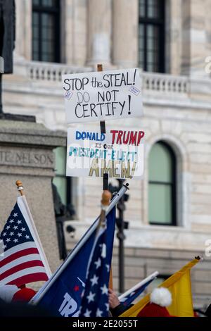 St. Paul, Minnesota. Staatliche Kapitol. Donald Trump Anhänger versammelten sich, um gegen die Zertifizierung von Joe Biden als Sieger des Präsidenten zu protestieren Stockfoto